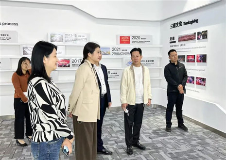 强烈热闹接待瑶海区范区长等带领一行来访客来福家居股分无限公司观赏指点！
