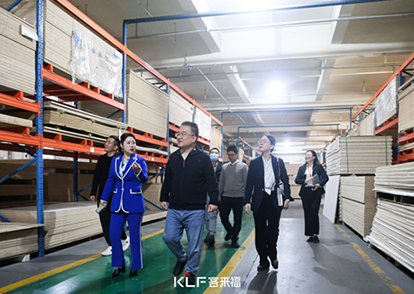 强烈热闹欢迎市经信局带领一行到临客来福观赏指点！